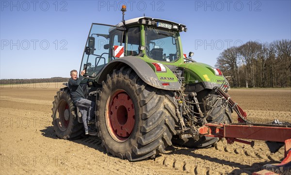 Soil cultivation for maize sowing with tractor Fendt 1050