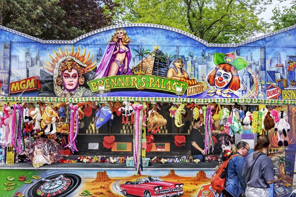 Fairground stall where you can win Stofftire by throwing balls at tin cans