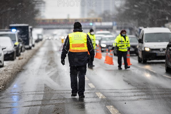 Customs check on the Strasse des 17. Juni in Berlin