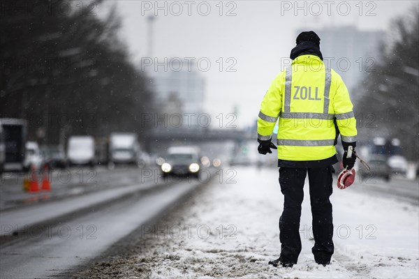 Customs check on the Strasse des 17. Juni in Berlin