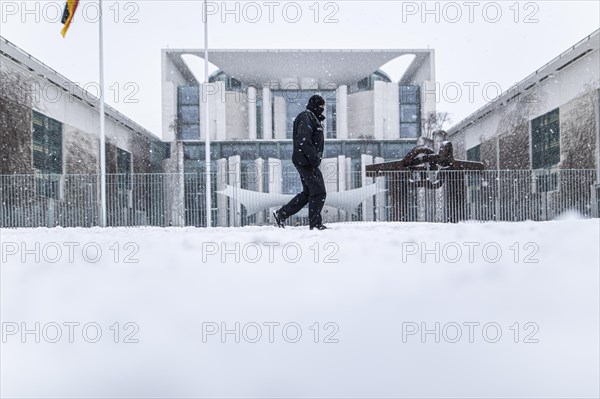 A policeman stands in front of the Federal Chancellery in front of the federal-state agreement on the further procedure of the Corona restrictions