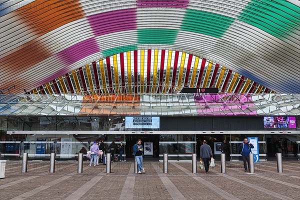 Pedestrians in front of the entrance to the station