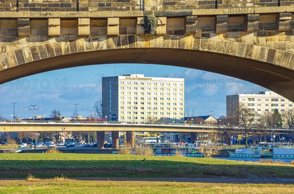 View through an arch of the Augustus Bridge towards the Hotel Am Terrassenufer