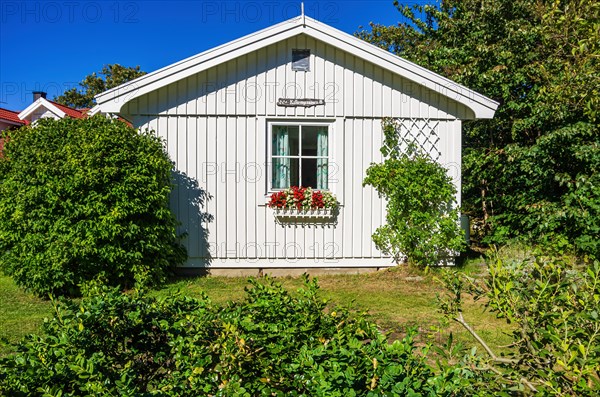 Idyllically situated holiday home with front garden in the picturesque village of Nordkoster
