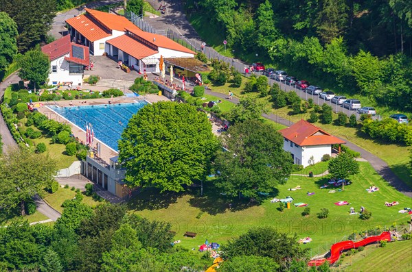 View from above over the high-altitude outdoor pool on the Tiergartenberg below the Hohenurach castle ruins