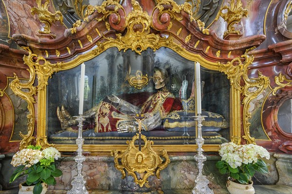 Side altar with the relic of St. Bonifacius