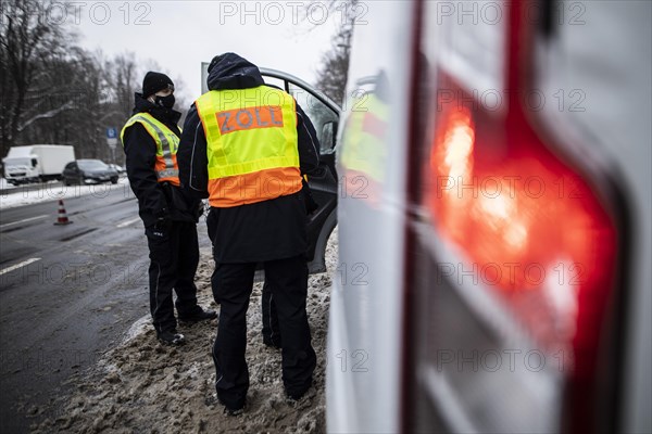 Customs check on the Strasse des 17. Juni in Berlin