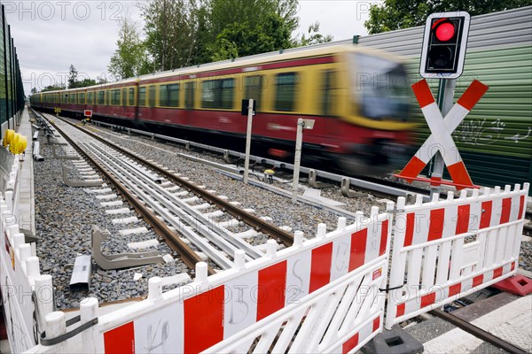 Symbolic photo on the subject of railway infrastructure. A barrier of a construction site stands on a newly built track at Lichtenrade station. In the background