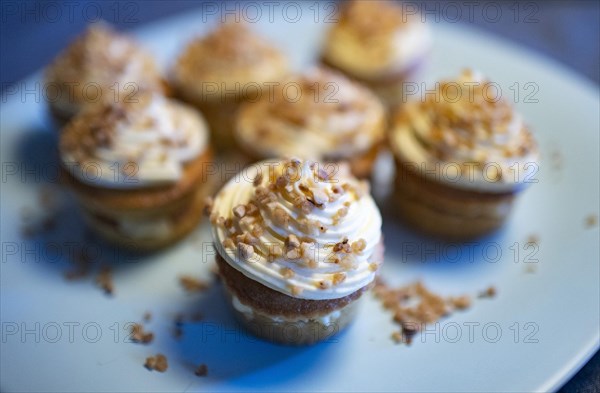 Buttercream tartlet with brittle sprinkles