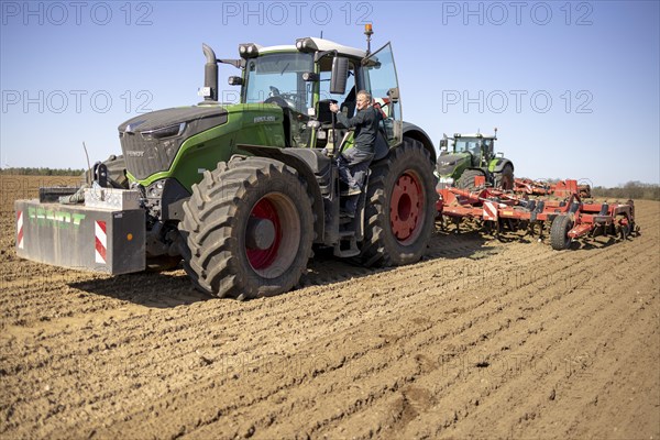 Soil cultivation for maize sowing with tractor Fendt 1050