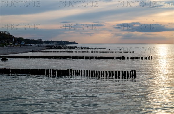 Beach with groynes in the evening light