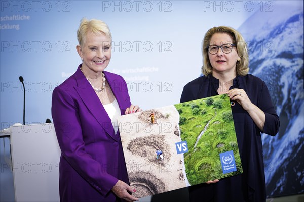 (R-L) Svenja Schulze, Federal Minister for Economic Cooperation and Development, and Cindy McCain, Executive Director World Food Programme (WFP), hold a joint press conference on the commitment to tackle the global hunger crisis at the Federal Ministry for Economic Cooperation and Development. Berlin, 25.05.2023., Berlin, Germany, Europe