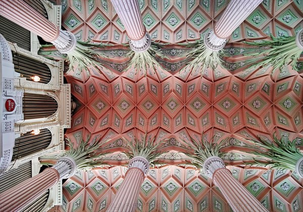 Ceiling vault with organ in the Nikolaikirche