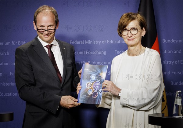 (L-R) Constantin Haefner. Managing Director, Fraunhofer Institute for Laser Technology, Bettina Stark-Watzinger (FDP), Federal Minister of Education and Research, recorded during a press conference for the handover of the memorandum of the Expert Commission on Laser Fusion at the Federal Ministry of Education and Research in Berlin, 22.05.2023., Berlin, Germany, Europe