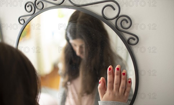Subject: Averting the gaze in front of the mirror