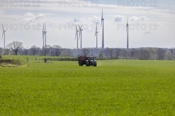 Fertiliser spreading with tractor brand Fendt 724 with 240 HP as well as fertiliser spreader Rauch Aero AGT