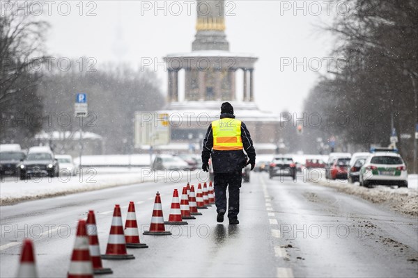 Customs check on the Strasse des 17. Juni in Berlin