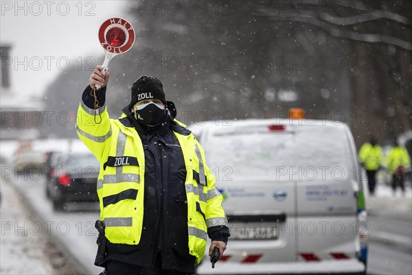 Customs check on the Strasse des 17. Juni in Berlin