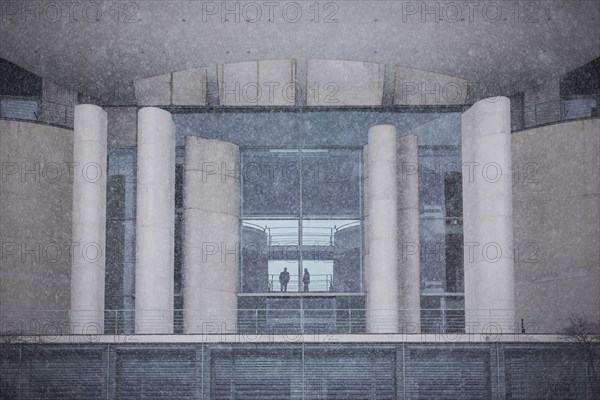 Two people stand out in the Federal Chancellery in front of the Federal-Laender on the further procedure of the Corona restrictions