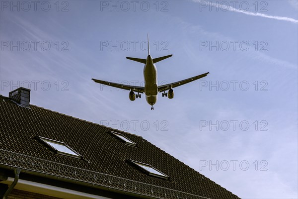 Flight path over residential areas at Duesseldorf Airport