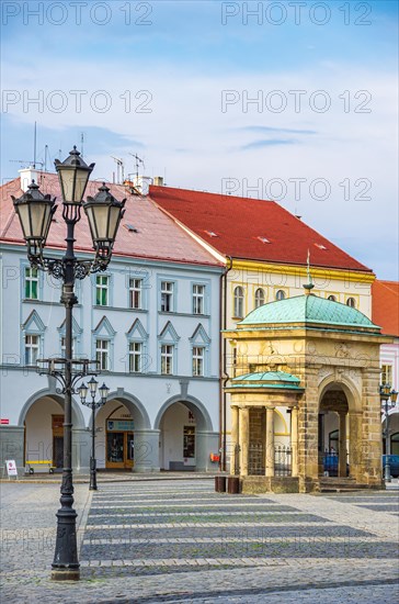 Historic architecture of summerhouses as well as the Coronation Fountain from 1836 and a street lantern in the shape of a candelabra on Wallenstein Square