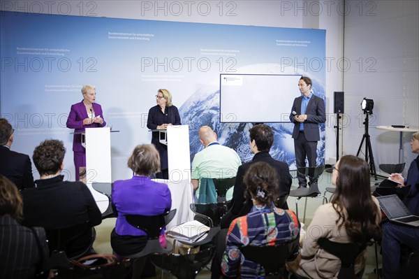 (R-L) Svenja Schulze, Federal Minister for Economic Cooperation and Development, and Cindy McCain, Executive Director World Food Programme (WFP), hold a joint press conference on the commitment to tackle the global hunger crisis at the Federal Ministry for Economic Cooperation and Development. Berlin, 25.05.2023., Berlin, Germany, Europe