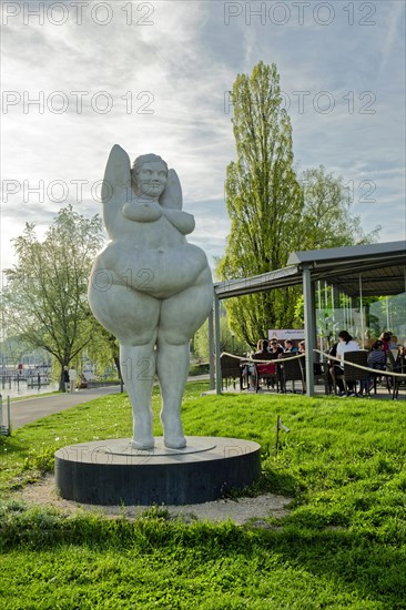 Sculpture Yolanda by artist Miriam Lenk