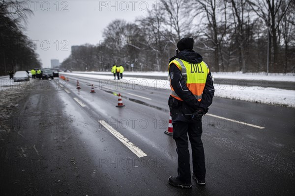 Customs check on the Strasse des 17. Juni in Berlin