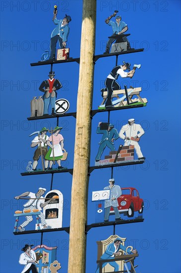 Figures on the maypole in Haldenwang