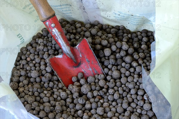 Expanded clay with shovel