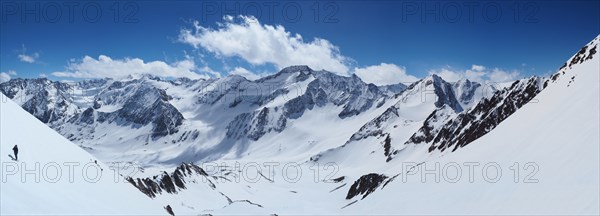 High-resolution panorama of the Ötztal Alps in spring