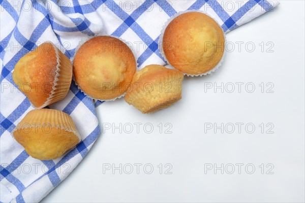 Several muffins on kitchen towel