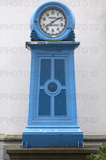 Water level indicator at the gauge house on the banks of the Rhine