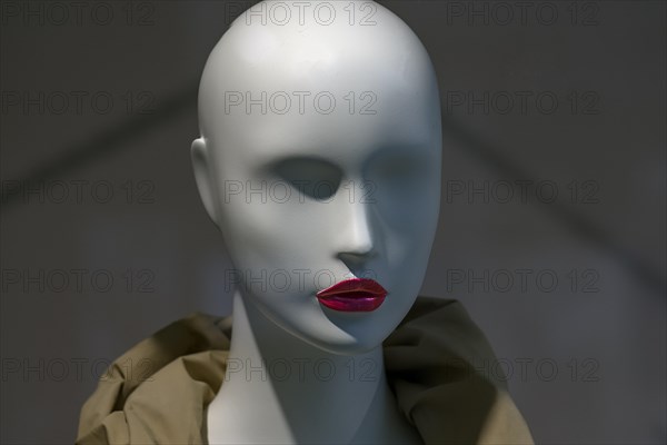 White head of a mannequin with red lips