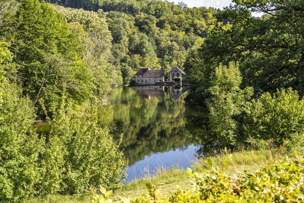 Reflection in the river Loue