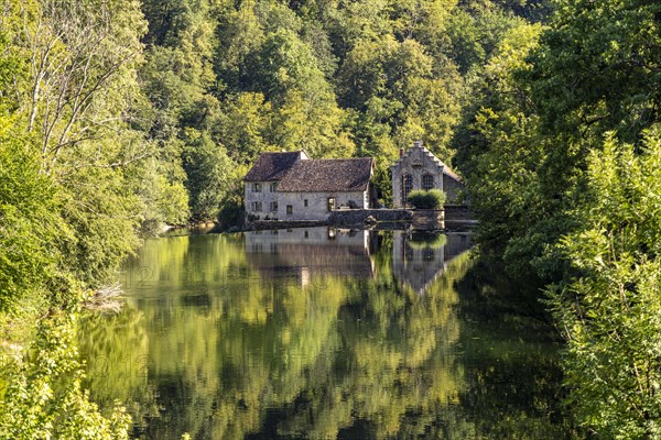 Reflection in the river Loue