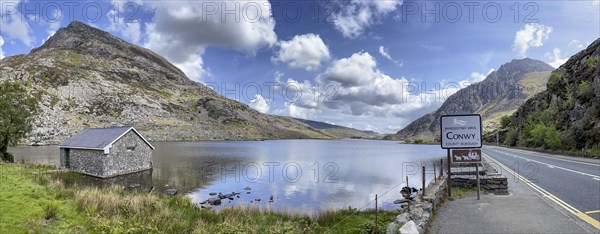 Llyn Ogwen Lake and Boathouse