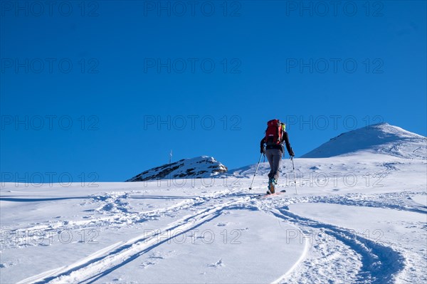 Ski tourers shortly in front of the summit of the Schafreuter in the Vorkarwendel