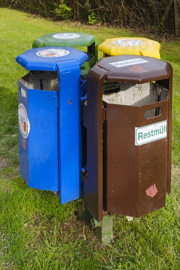 Waste bin for waste separation