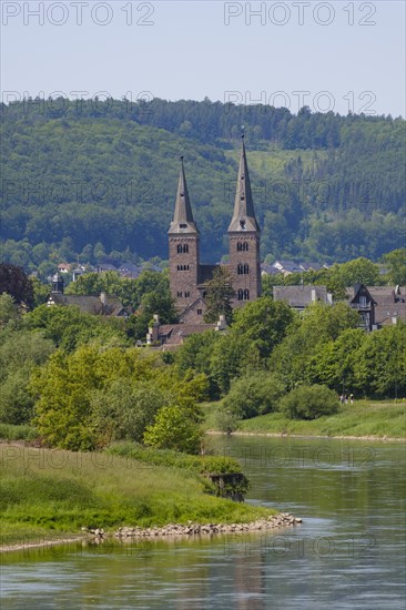Kilianikirche on the banks of the Weser