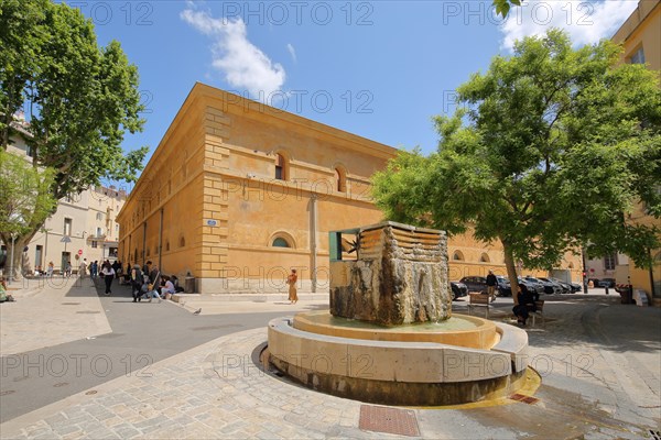 Fountain of lights by Jean Michel Battesti 1998 in front of the emblazoned Cour dappel