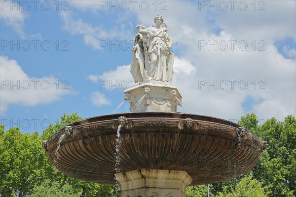 White figures at the ornamental fountain Fontaine de la Rotonde