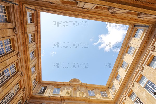 Inner courtyard with view upwards of the Bibliothèque de la Halle aux grains and former granary