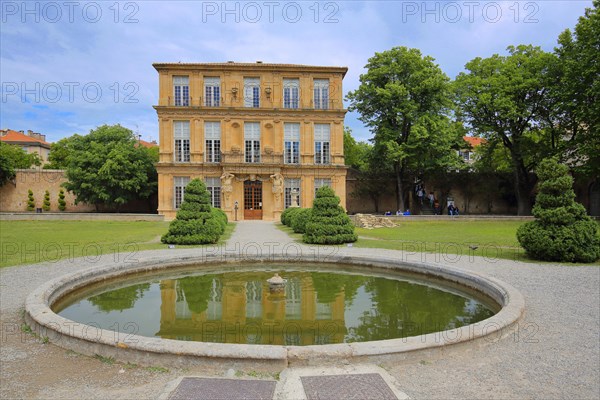 Baroque Pavillon de Vendôme built in 1665 with ornamental fountain and garden