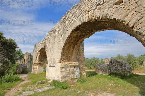 Roman antique Aqueduc de Barbegal