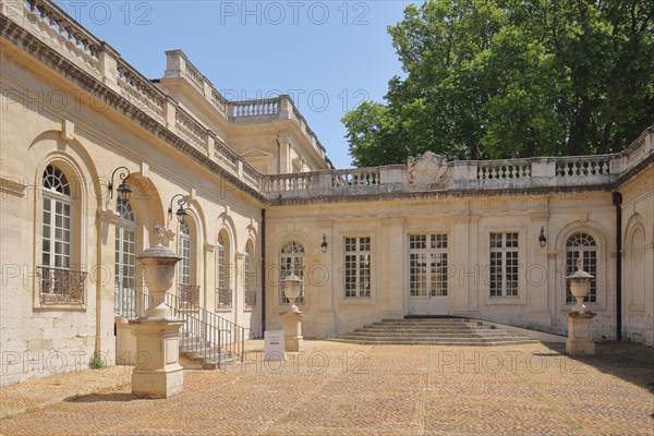 Courtyard with lidded vases from the baroque building of the Musée Calvet