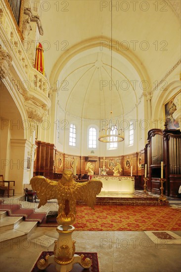 Interior view of the chancel with eagle figure of the Cathédrale Notre-Dame des Doms built 17th century