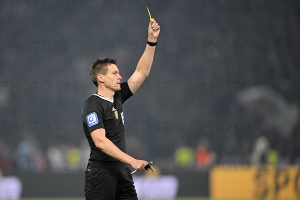 Referee Referee Daniel Siebert shows yellow card