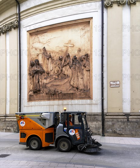 Fiaker and street traffic at St Peter's Square