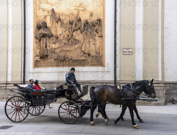 Fiaker and street traffic at St Peter's Square